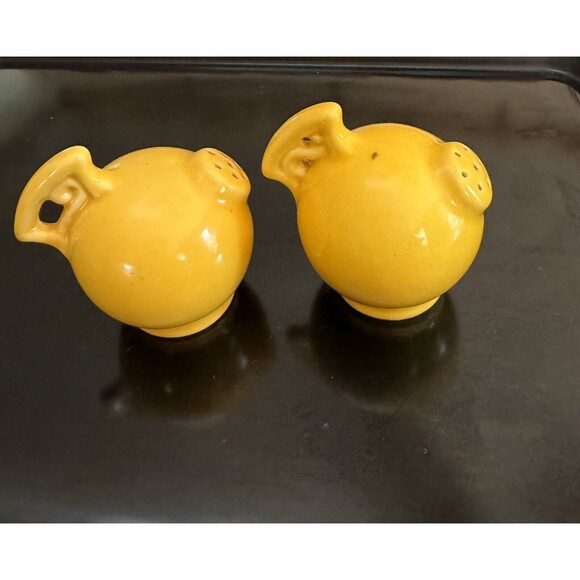 Red Wing 1930's Gypsy Trail Salt Pepper Shakers Yellow Pitcher S & P On Handle - Picture 2 of 8